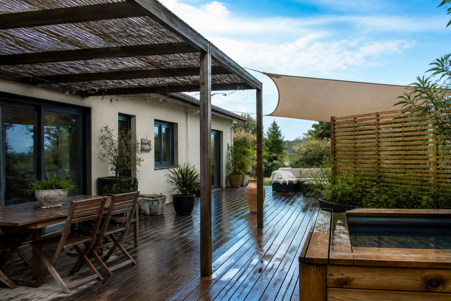 6 astuces pour ombrager votre terrasse sans entreprendre de lourds travaux