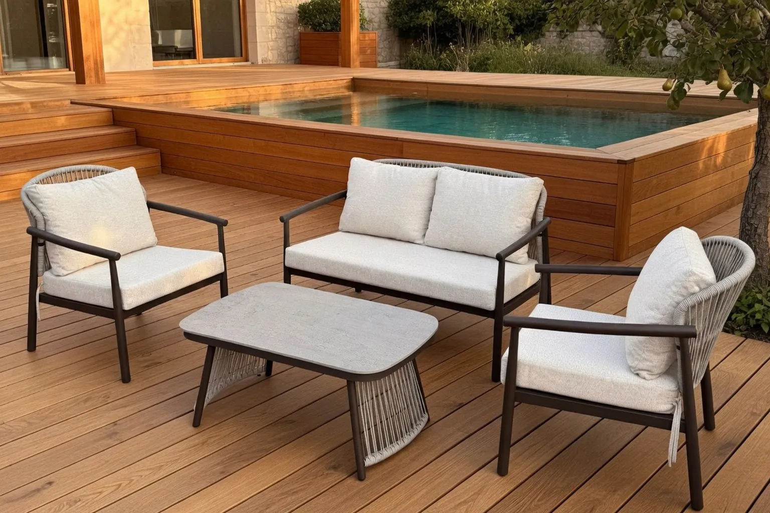 Aménager une terrasse ou une piscine en bois : les leçons de sobriété du balcon de Lewis Hamilton