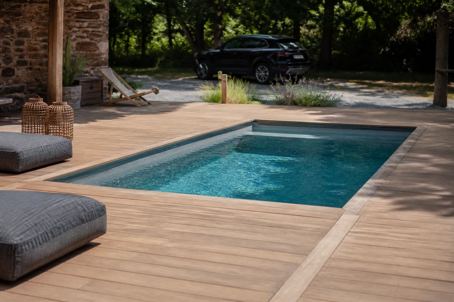 Choisir le bois idéal pour une terrasse de piscine durable