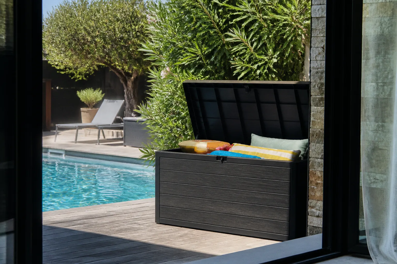 Coffre de rangement extérieur : l'alternative pratique en résine pour vos terrasses