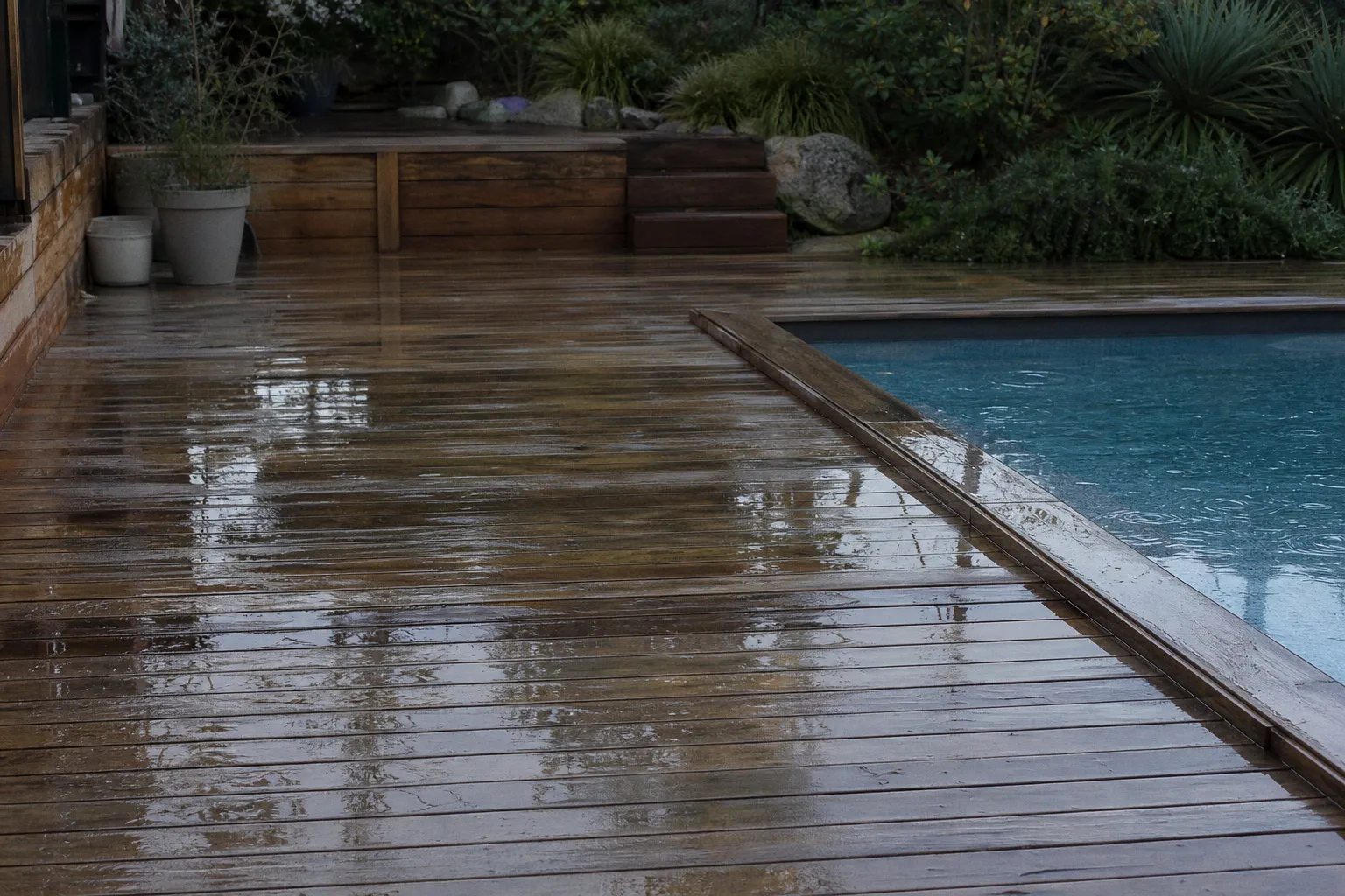 Crues à Saint-Caradec : protéger vos terrasses et piscines en bois après l'inondation