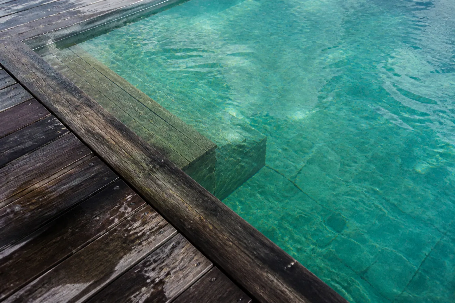 Eau verte en piscine bois : les étapes pour retrouver la clarté