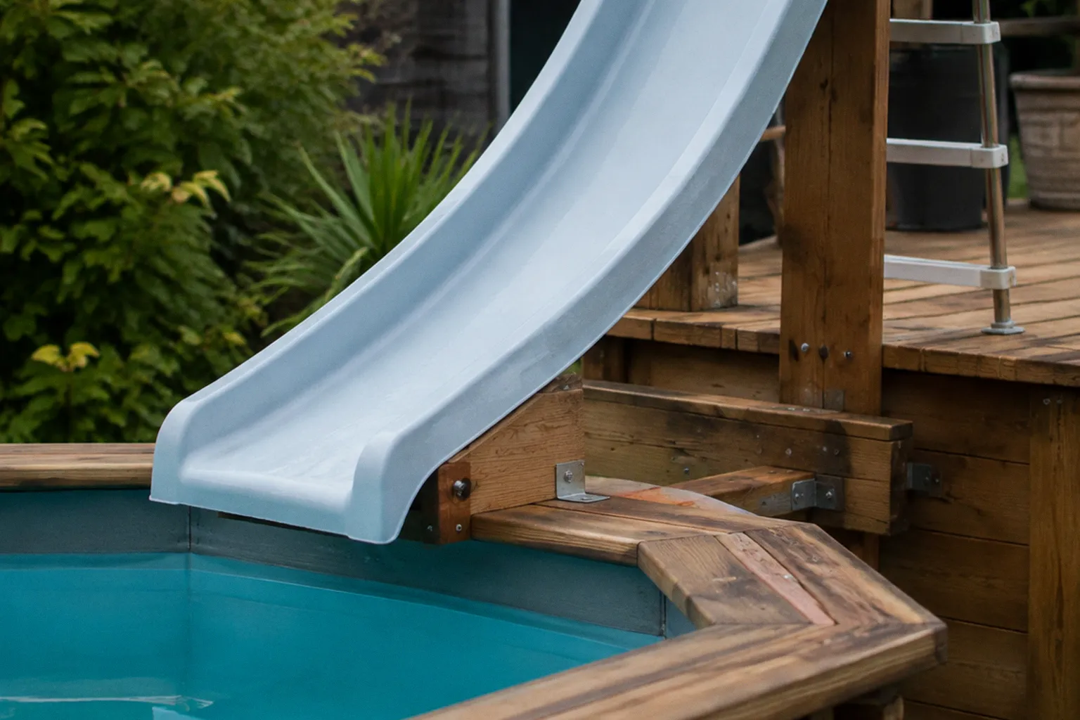 Installer un toboggan sur une piscine en bois : les points de vigilance techniques