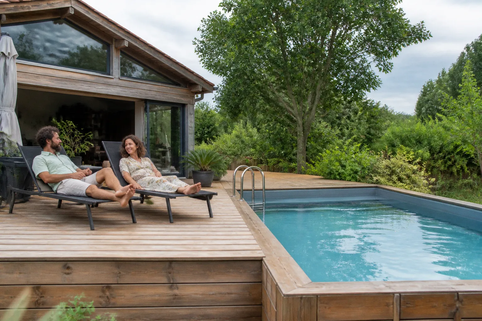 Intégrer une piscine hors-sol dans une terrasse en bois : les règles de construction