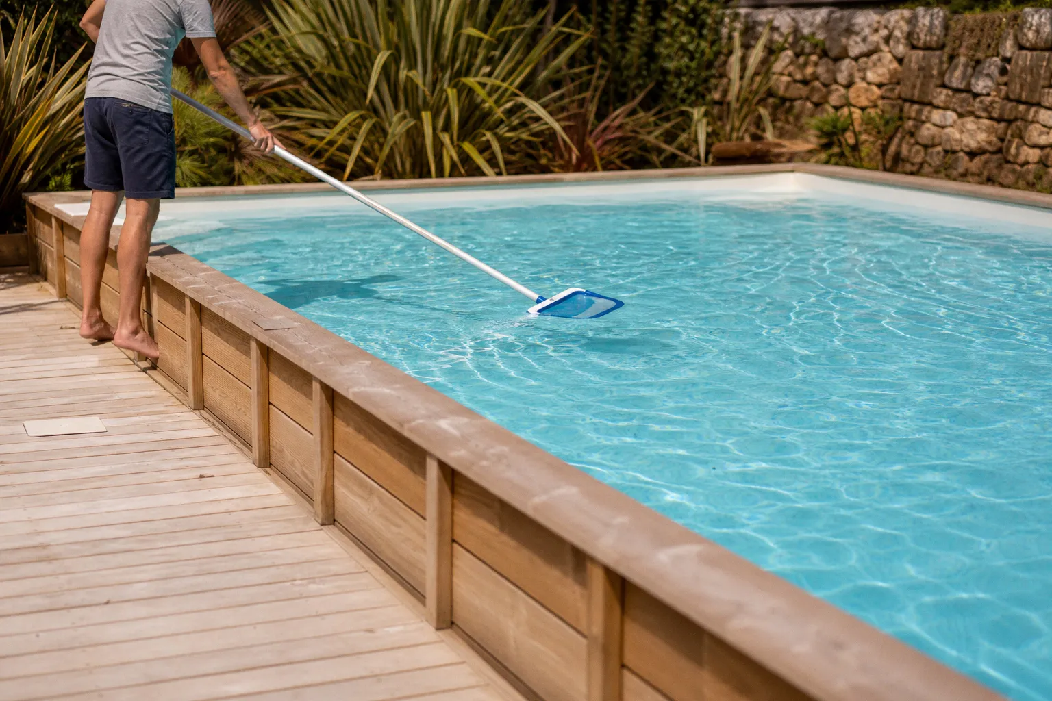 L'outil indispensable à moins de 13 euros pour l'entretien de votre piscine en bois