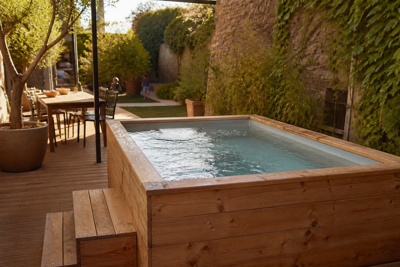 Mini-piscines en bois : l'alternative idéale pour les petits espaces extérieurs