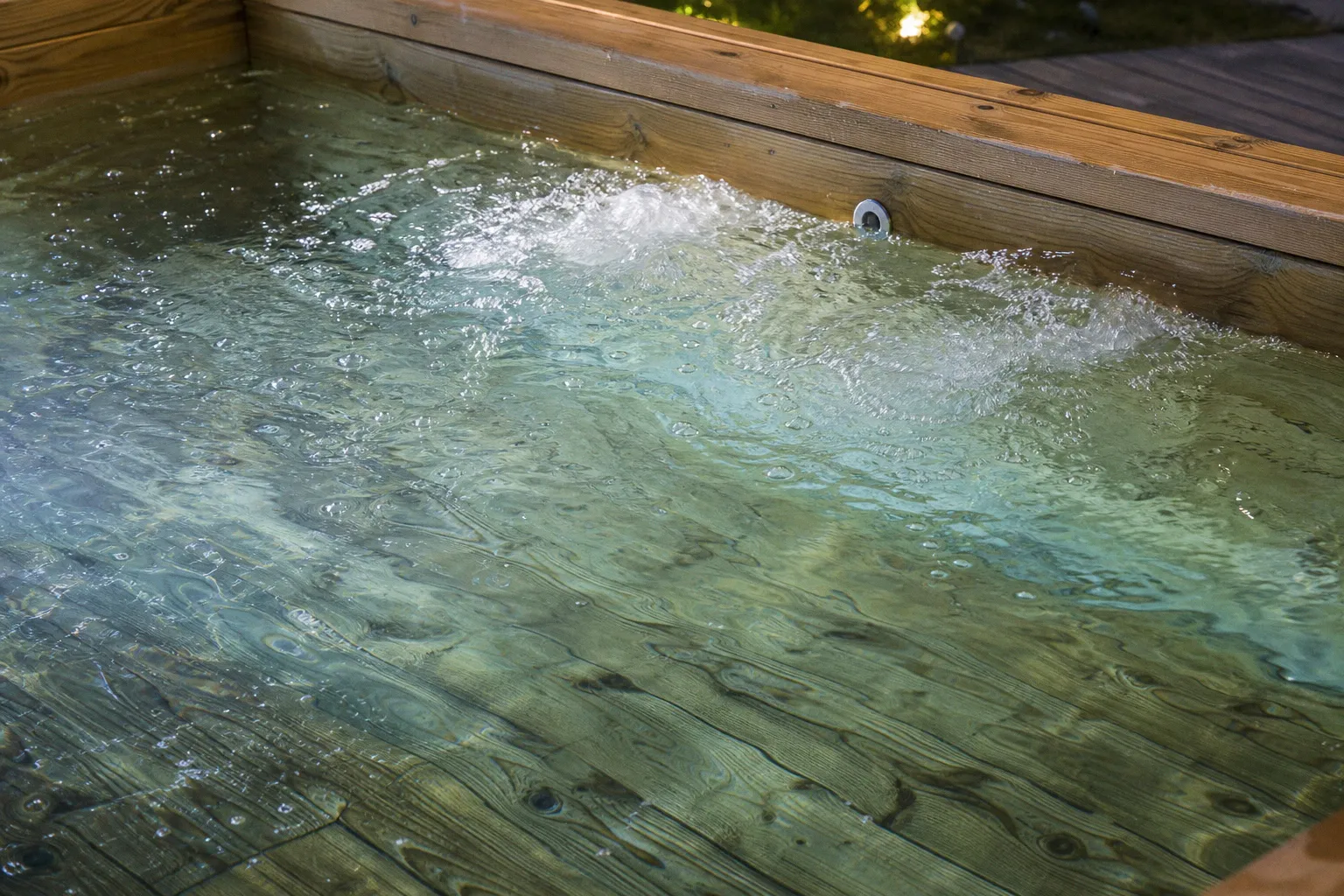 Oxygène actif pour piscine en bois : est-ce efficace ?