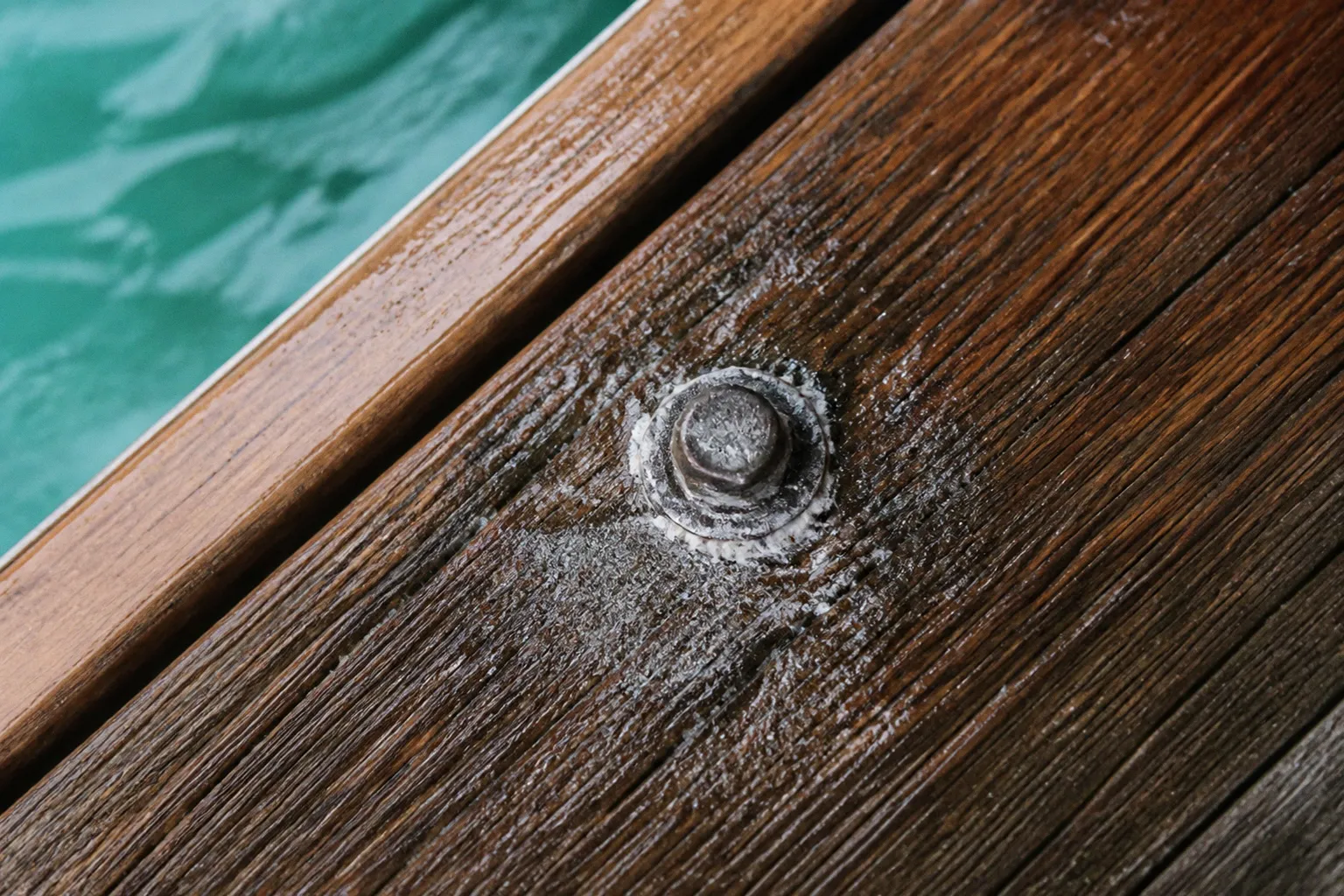 Piscine en bois au sel : les pièges de la corrosion