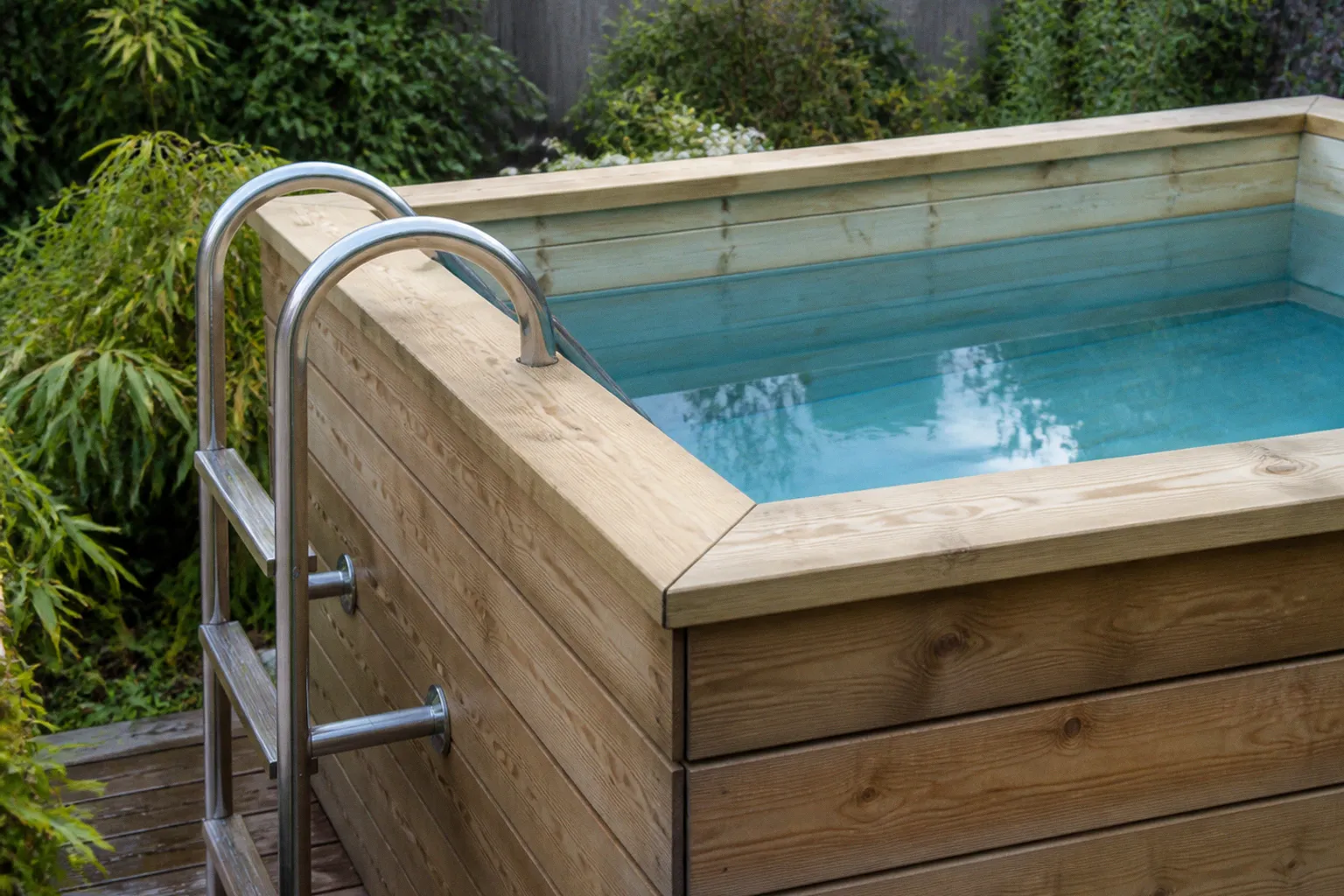 Piscines en bois massif : optimiser les petits jardins avec style