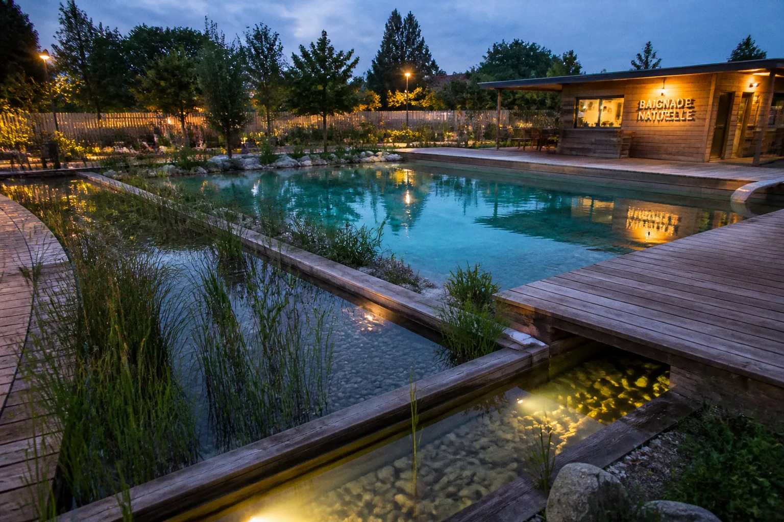 Piscines naturelles en bois : les points techniques à vérifier avant de se lancer