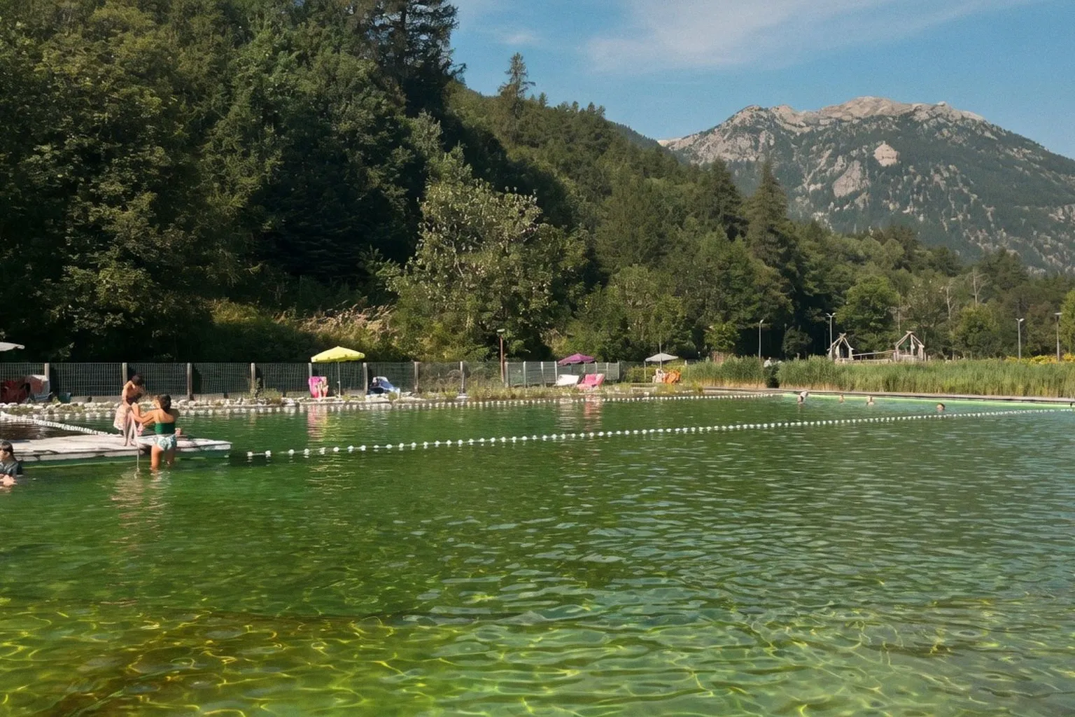 Piscines naturelles en montagne : concevoir une baignade bio durable