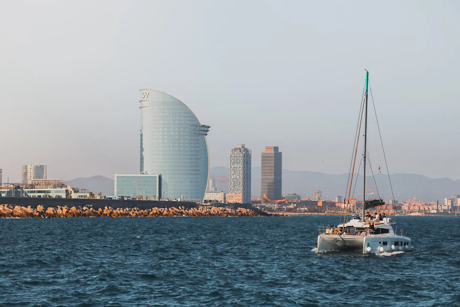 Sortie en voilier à Barcelone : quel budget pour quelle formule ?