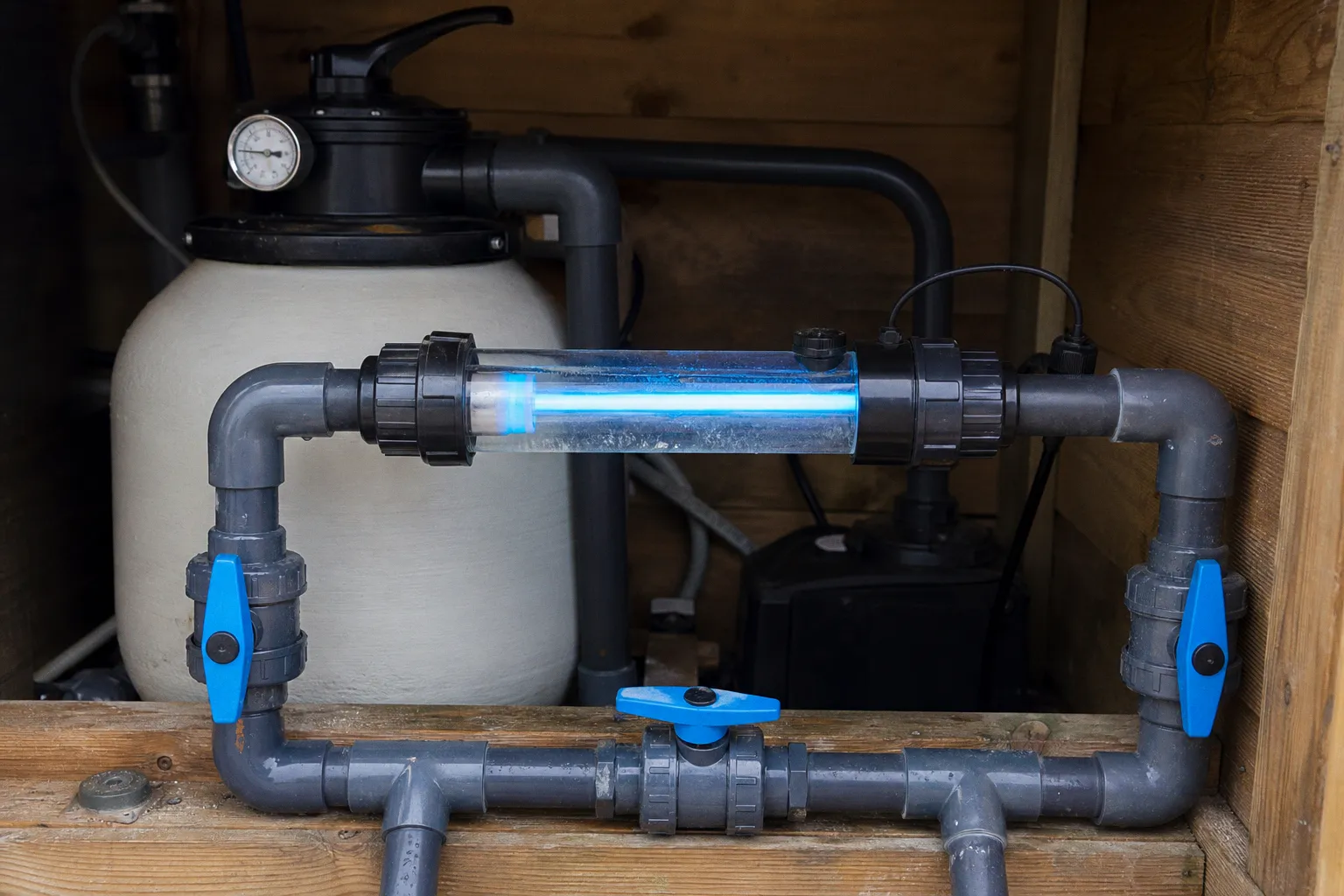 Stérilisateur UV : les étapes pour purifier sa piscine en bois