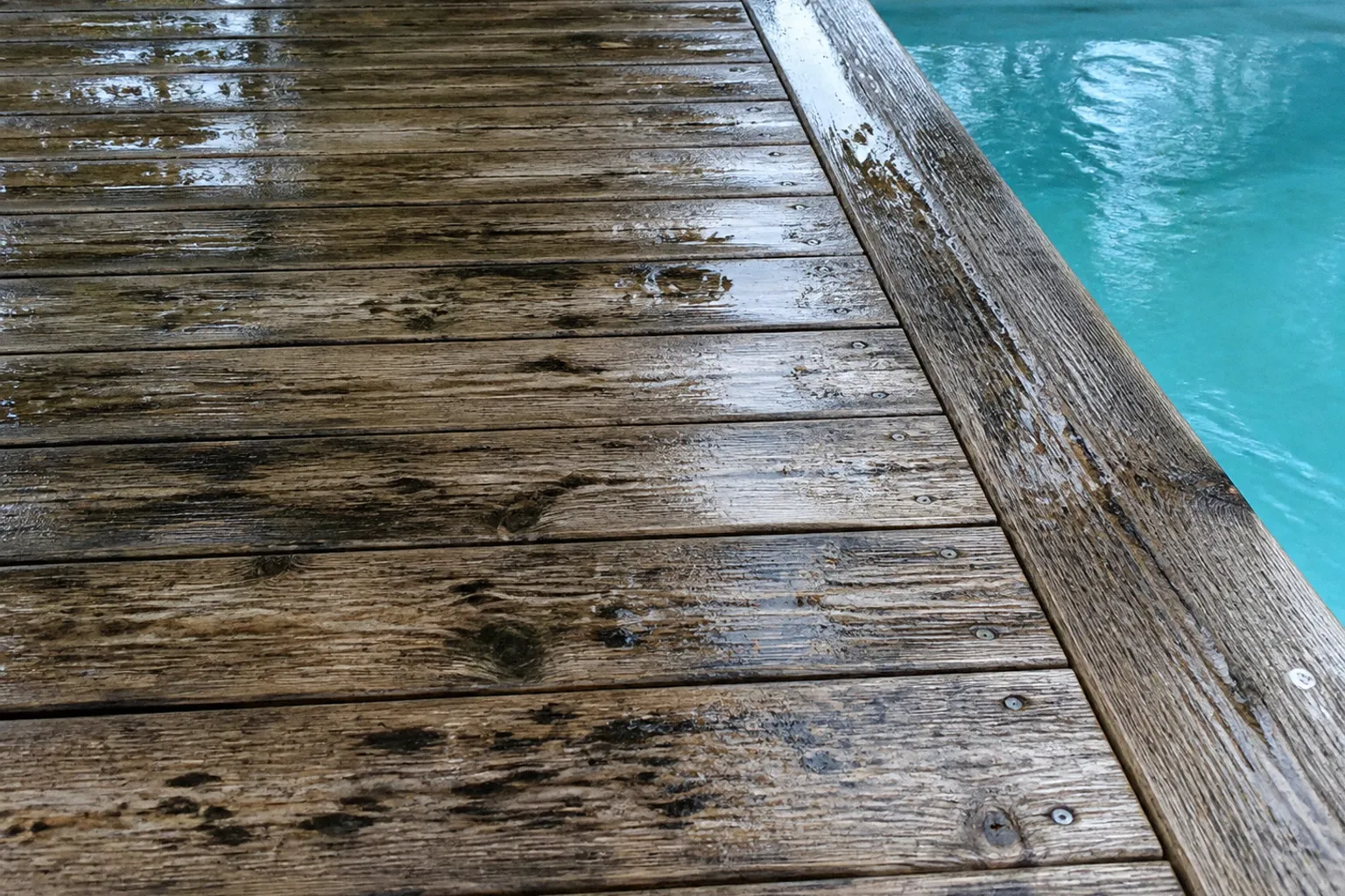 Taches noires sur le bois de piscine : que faire ?