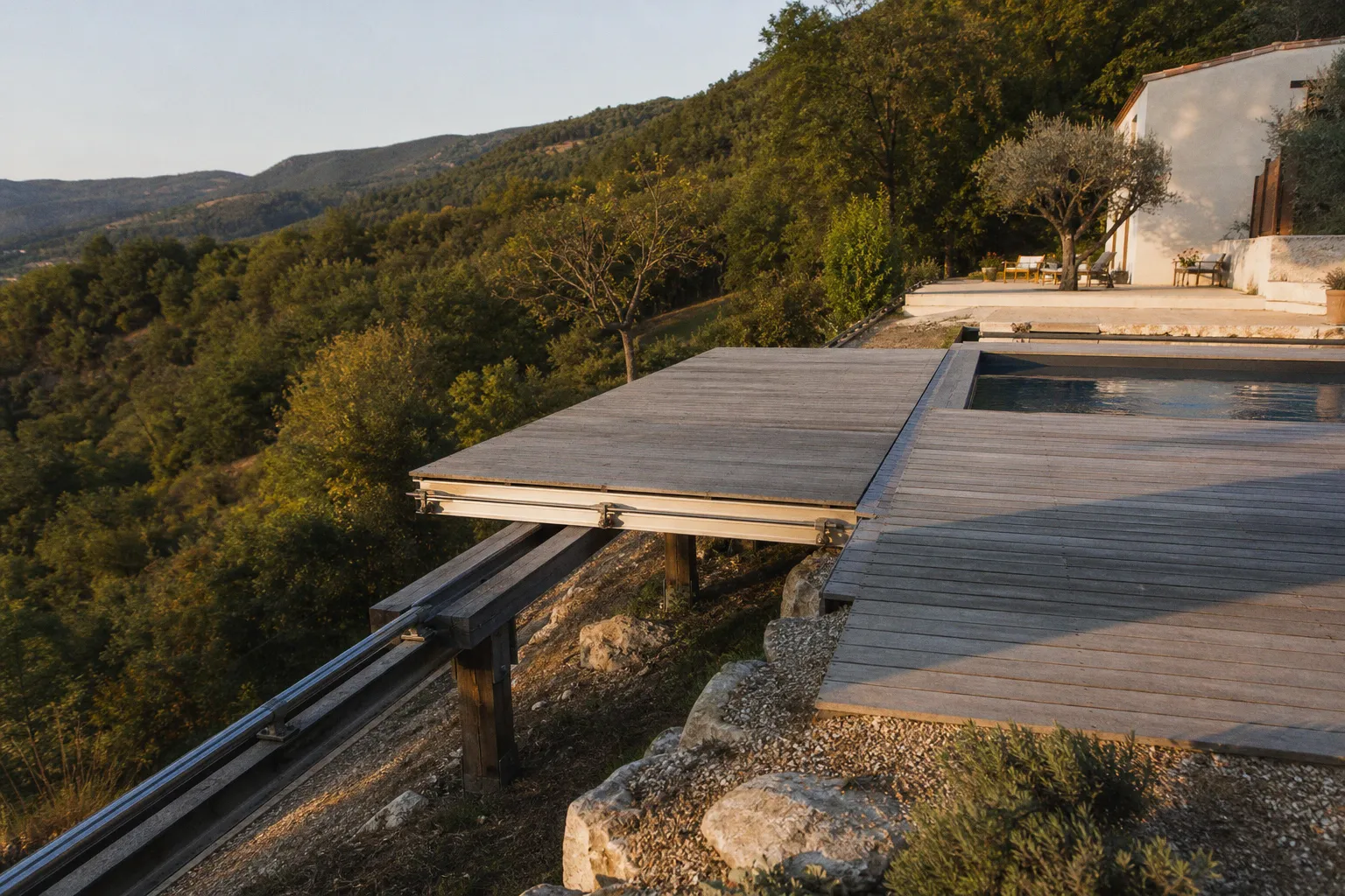 Terrasse mobile sur sol en pente : est-ce réalisable ?